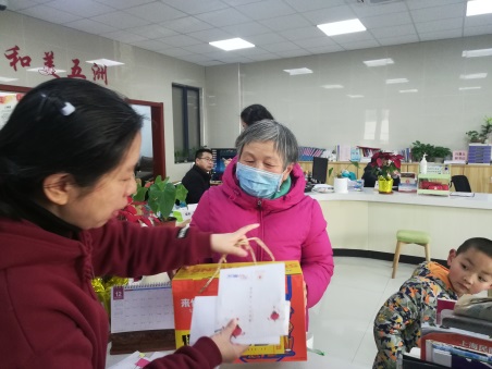 C:\Users\DELL\Desktop\红会2021年文件\2021年1月工作\2021“千万人帮万家”\九里亭街道 千帮 走访慰问照片简讯\五洲 【身边的温度】千万人帮万家 迎春帮困送温暖\d694bcf66520ac36fa3db381a3336c5.jpg