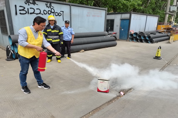 C:\Users\DELL\Desktop\红会2021年文件\2021救灾演练、业务讲座、志愿者服务相关照片\5.7消防演练\杜巷 王琼.jpg