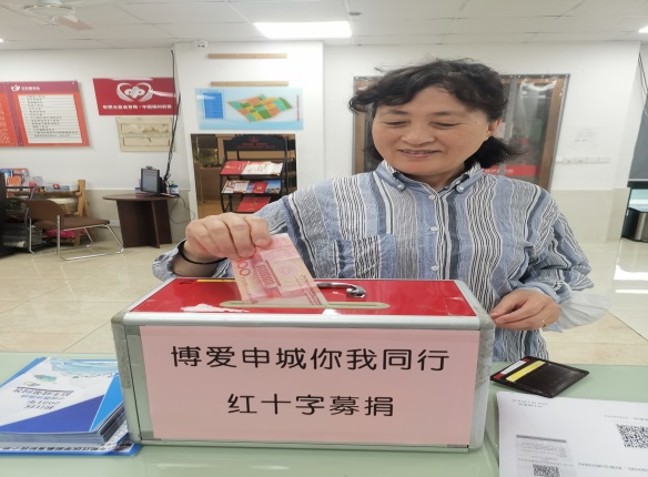 C:\Users\DELL\Desktop\红会2021年文件\2021救灾演练、业务讲座、志愿者服务相关照片\博爱申城 募捐\中大 居民代表.jpg