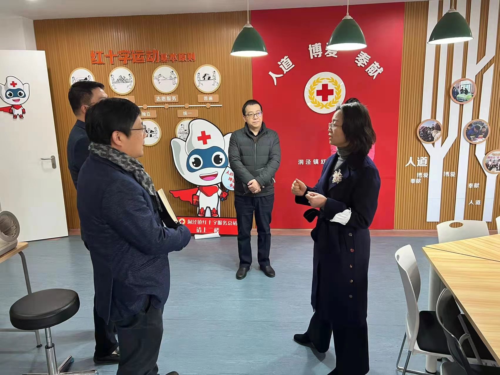 2022.2.10松江区红十字会赴洞泾镇 指导城市社区博爱家园示范点建设工作5.jpg