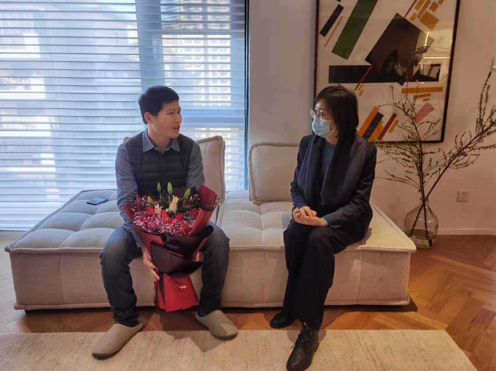 2022.2.25 松江区副区长、区红十字会会长顾洁燕一行慰问造血干细胞捐献志愿者胡宝华1.jpg